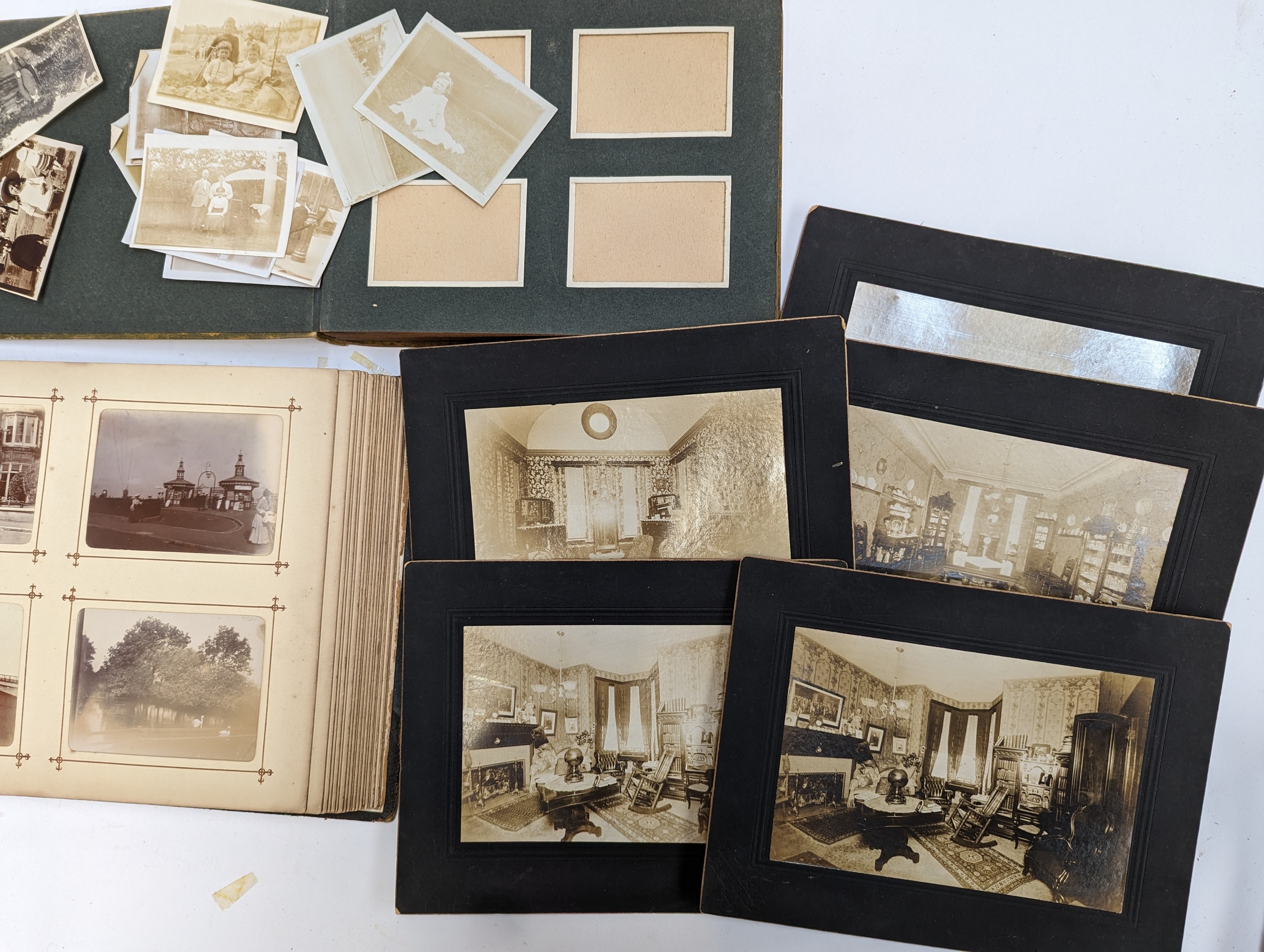 A quantity of late 19th/early 20th century photographs, to include coastal holiday scenes and family - Image 4 of 4