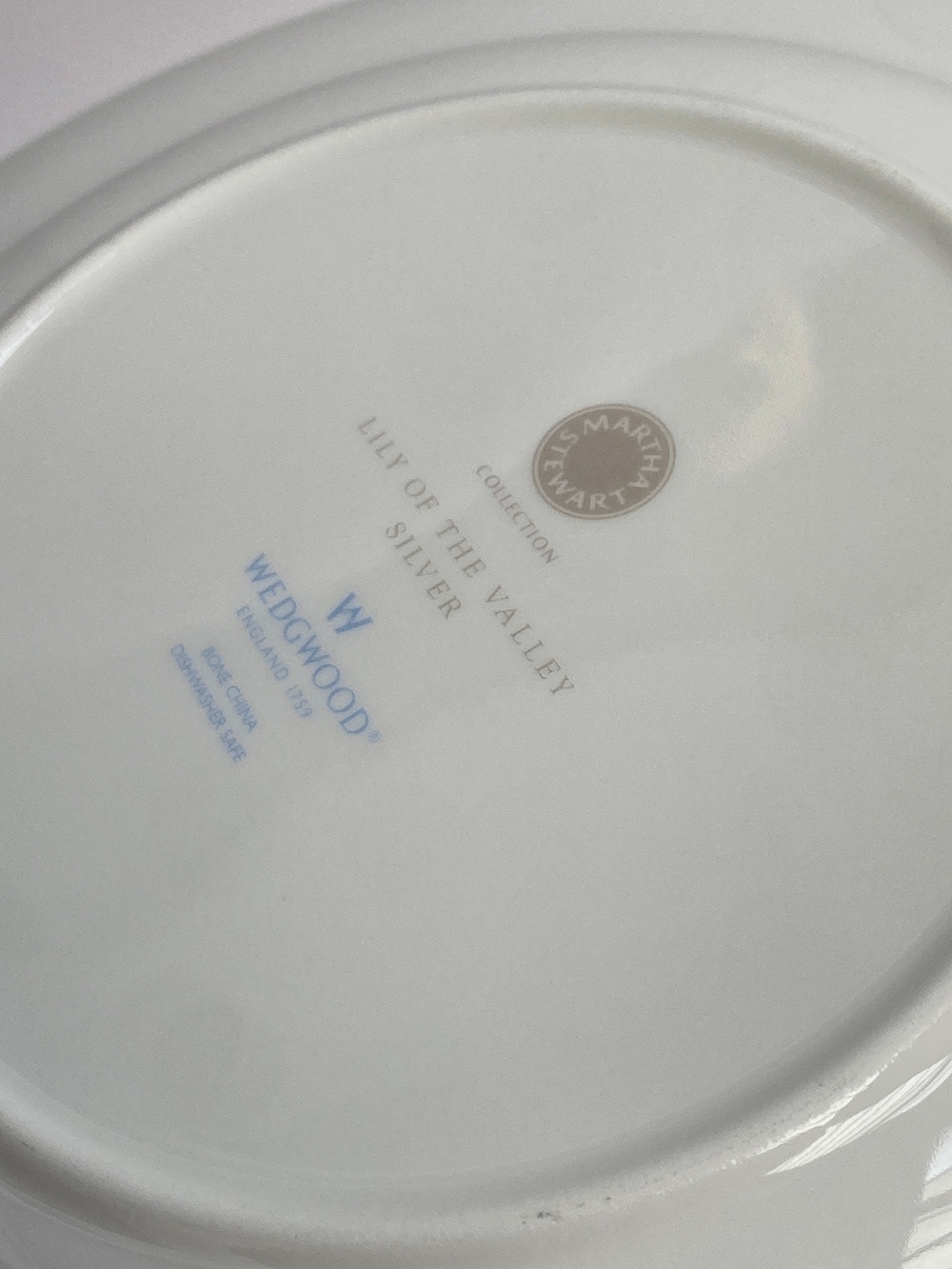 Wedgwood Martha Stewart 'Lily of the Valley' silver, soup dishes and dinner plates - Image 2 of 2