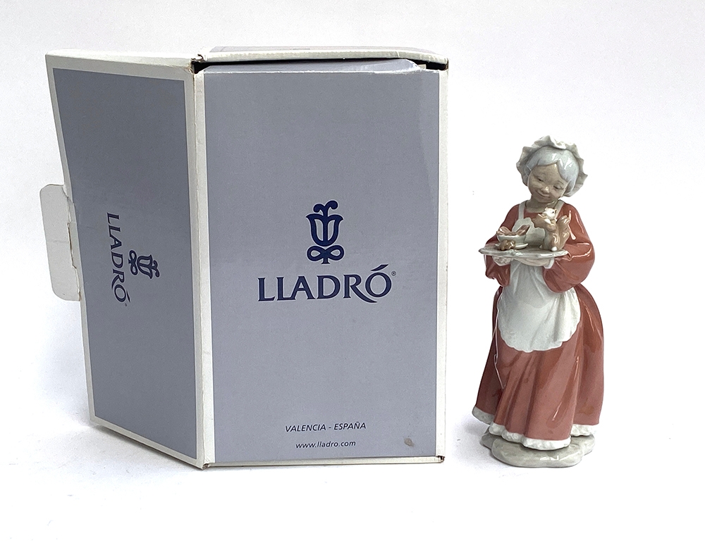 A Lladro porcelain figurine of 'Mrs Santa' 6893 from Santa's Magical Workshop, with original box - Image 2 of 2