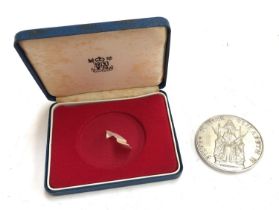An Elizabeth II silver jubilee 1977 commemorative coin, cased