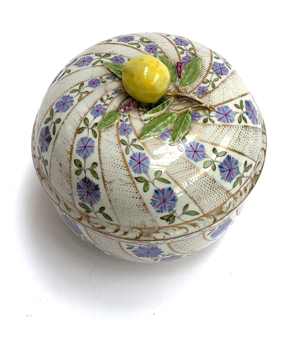 A Meissen style porcelain lidded pot, the exterior painted with gilt and convolvulus, the interior - Image 2 of 4