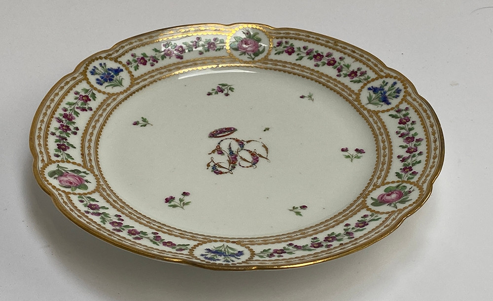 A late 18th century French Clignancourt porcelain plate, florally monogrammed 'B' above a gilt - Image 2 of 3