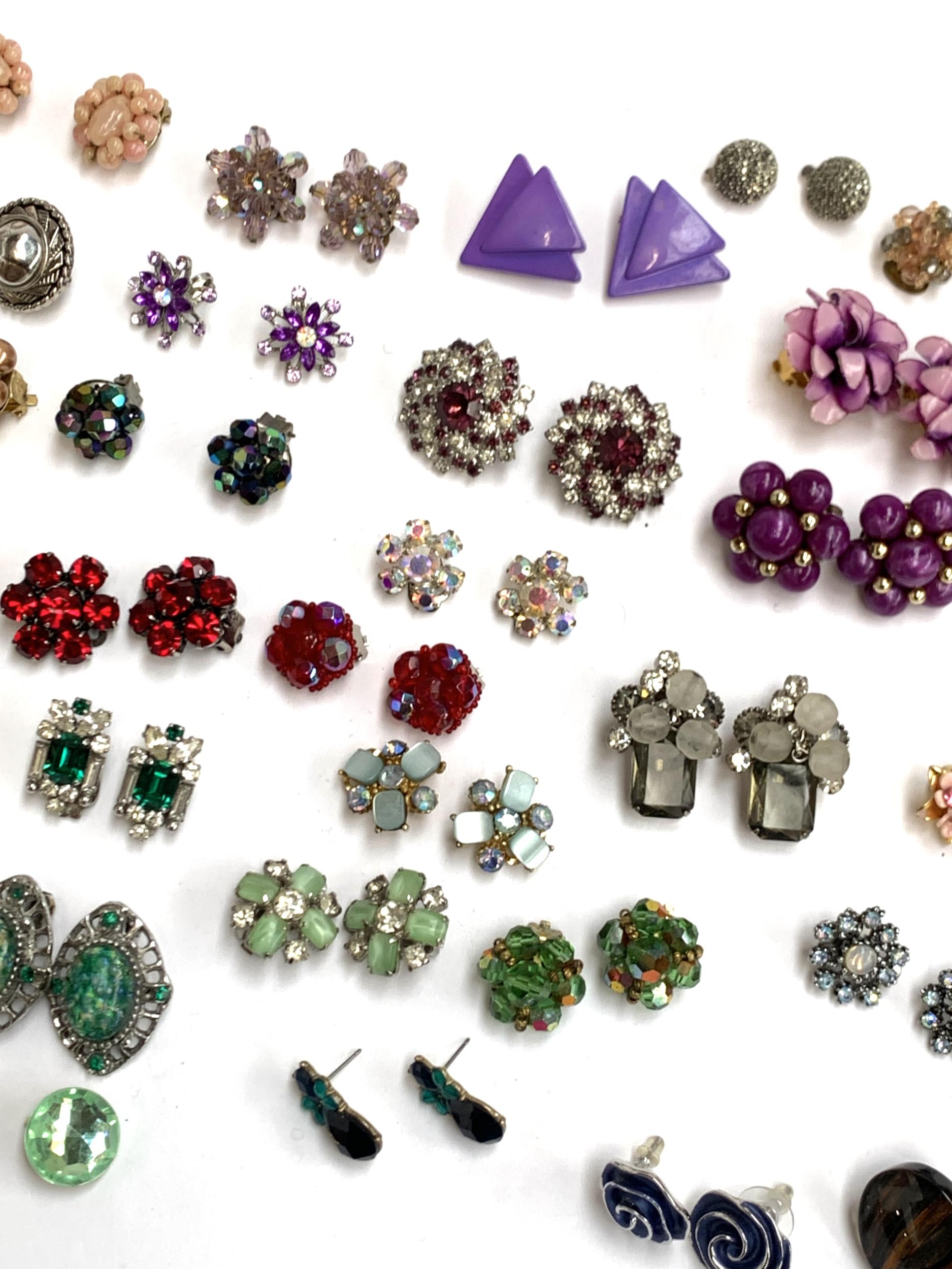 A quantity of costume clip on earrings, some purple and green tone, aurora borealis crystal etc - Image 3 of 4