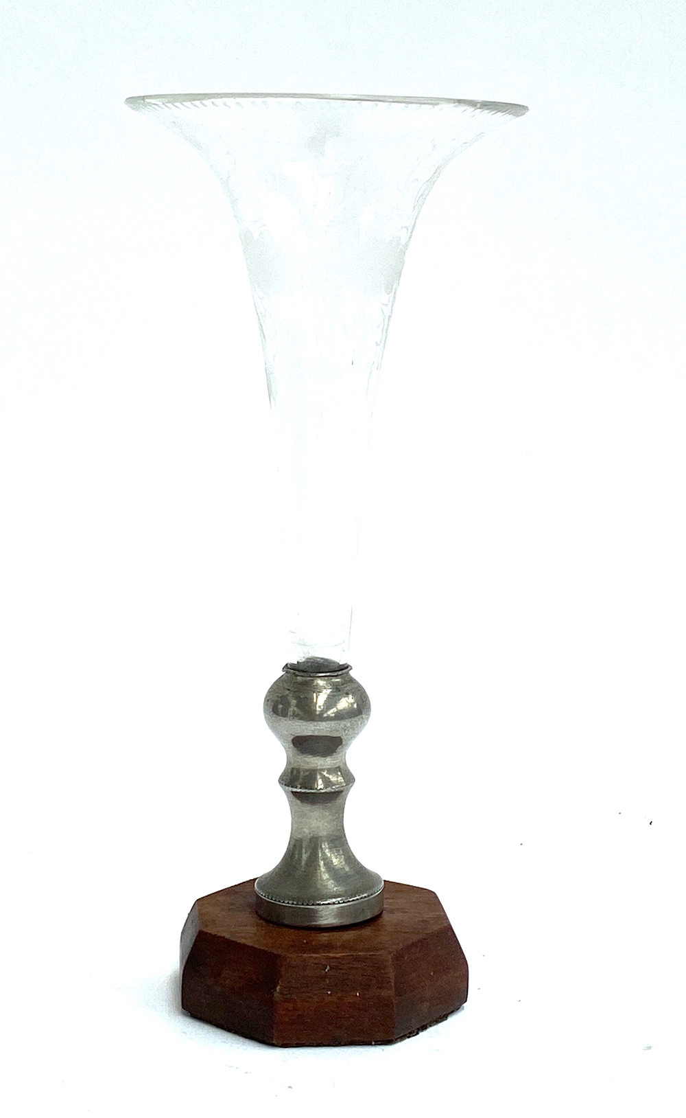 An engraved glass epergne, 25cmH