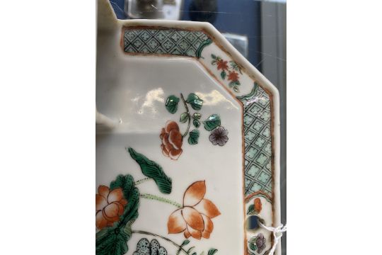 A Chinese porcelain famille verte letter/brush stand, decorated with chrysanthemums and peonies, - Image 9 of 9