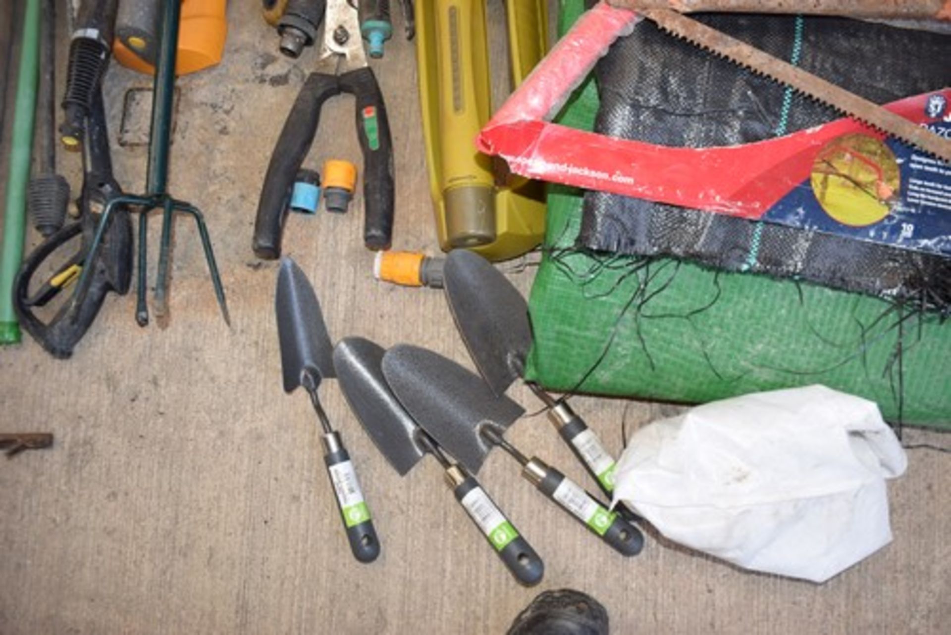 Assorted gardening items, including spray tanks, garden sprays, hose pipe, assorted hand tools - - Image 7 of 7