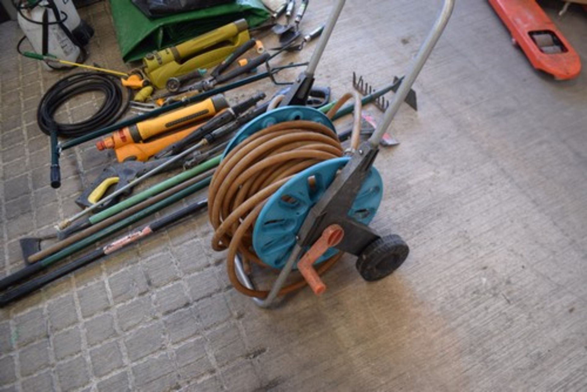 Assorted gardening items, including spray tanks, garden sprays, hose pipe, assorted hand tools - - Image 2 of 7
