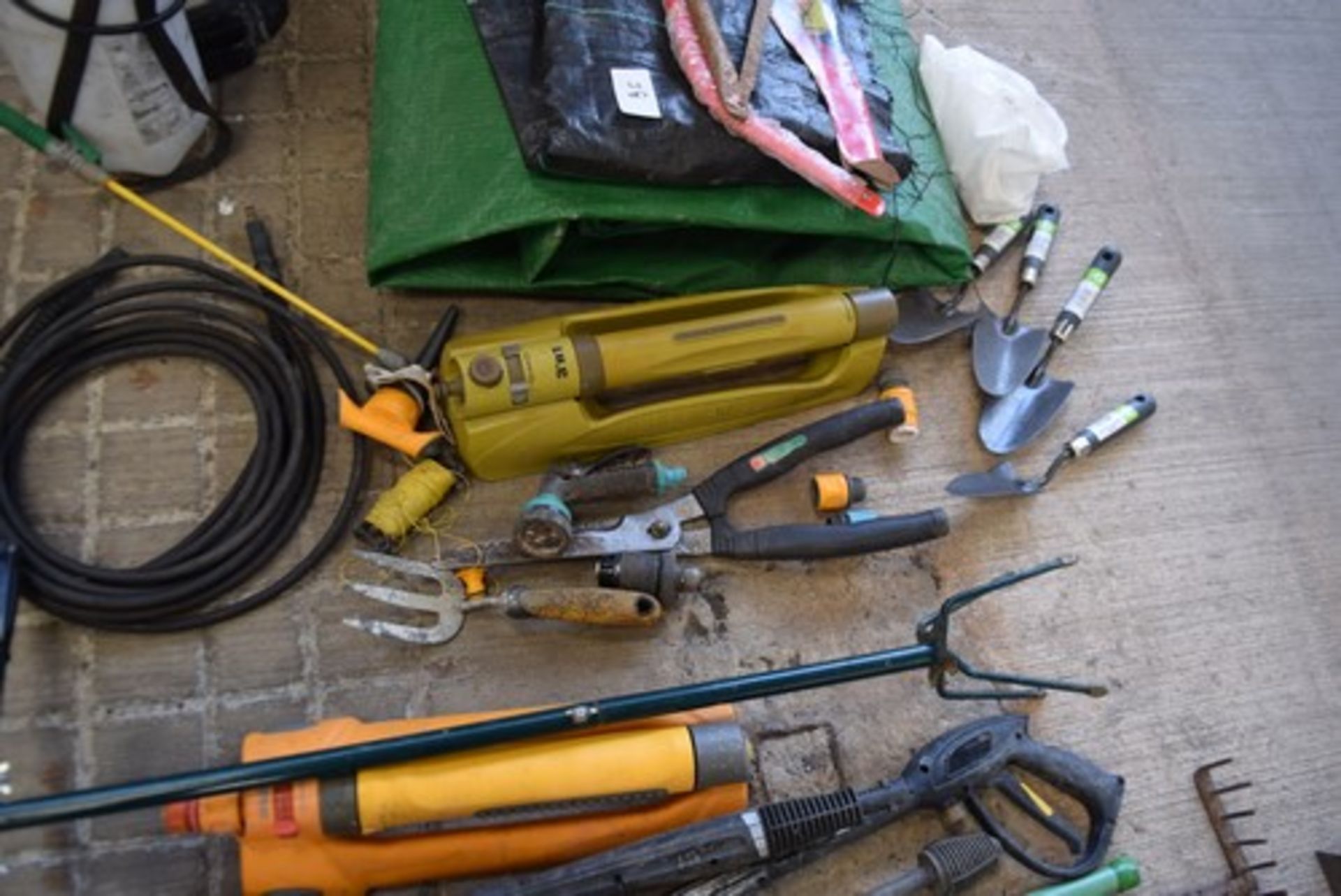 Assorted gardening items, including spray tanks, garden sprays, hose pipe, assorted hand tools - - Image 4 of 7