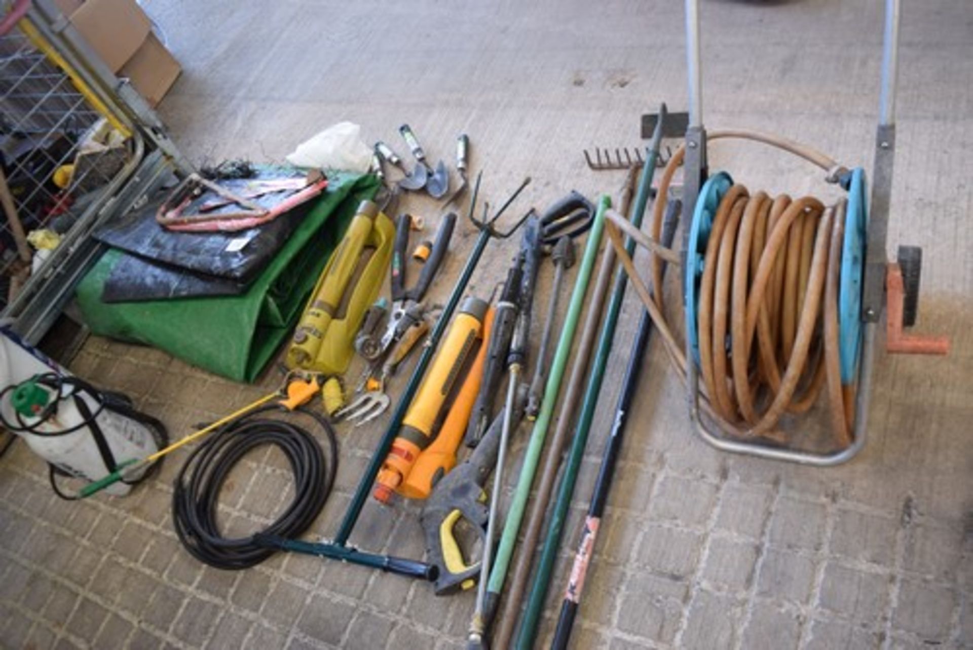 Assorted gardening items, including spray tanks, garden sprays, hose pipe, assorted hand tools -