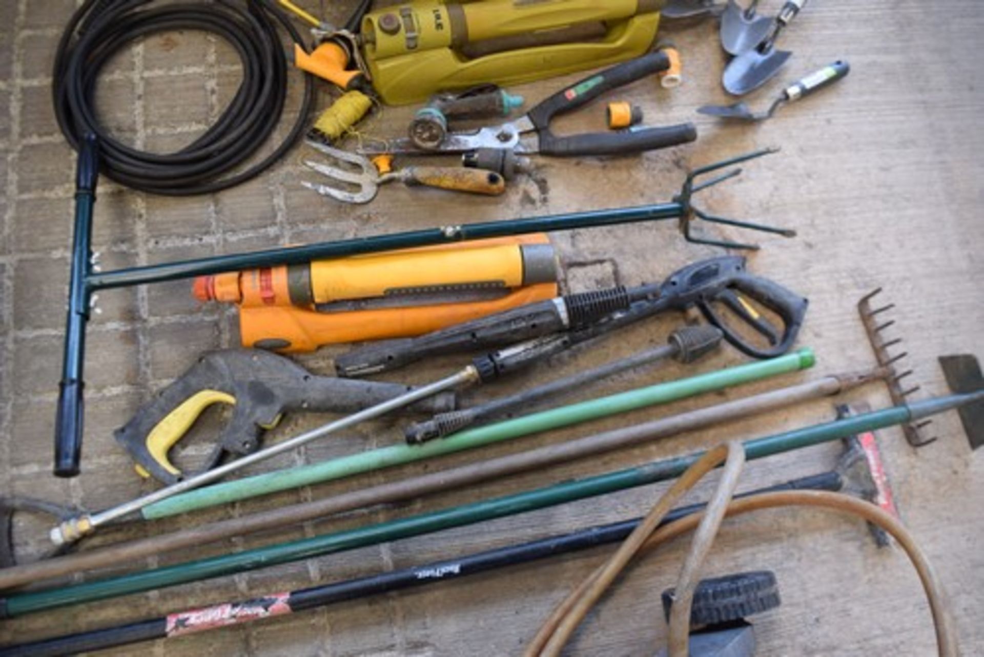 Assorted gardening items, including spray tanks, garden sprays, hose pipe, assorted hand tools - - Image 3 of 7
