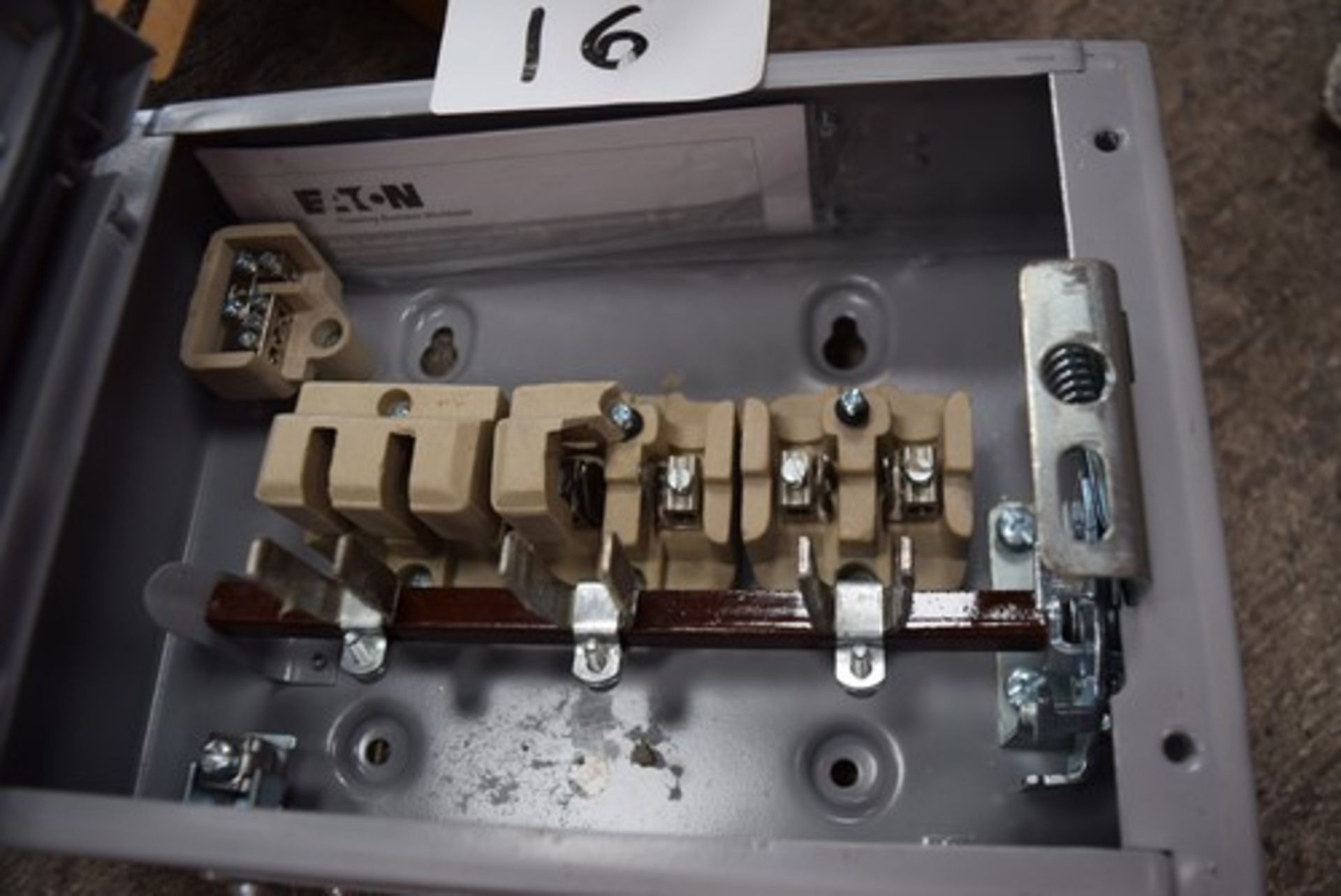 2 x Eaton Exel switch disconnectors, item no: 30AXTN2, Note: some ceramic insulators are broken - - Image 6 of 12