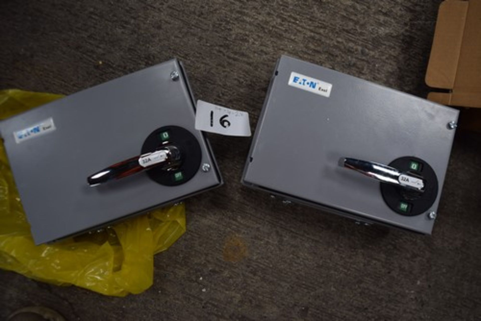 2 x Eaton Exel switch disconnectors, item no: 30AXTN2, Note: some ceramic insulators are broken - - Image 2 of 12
