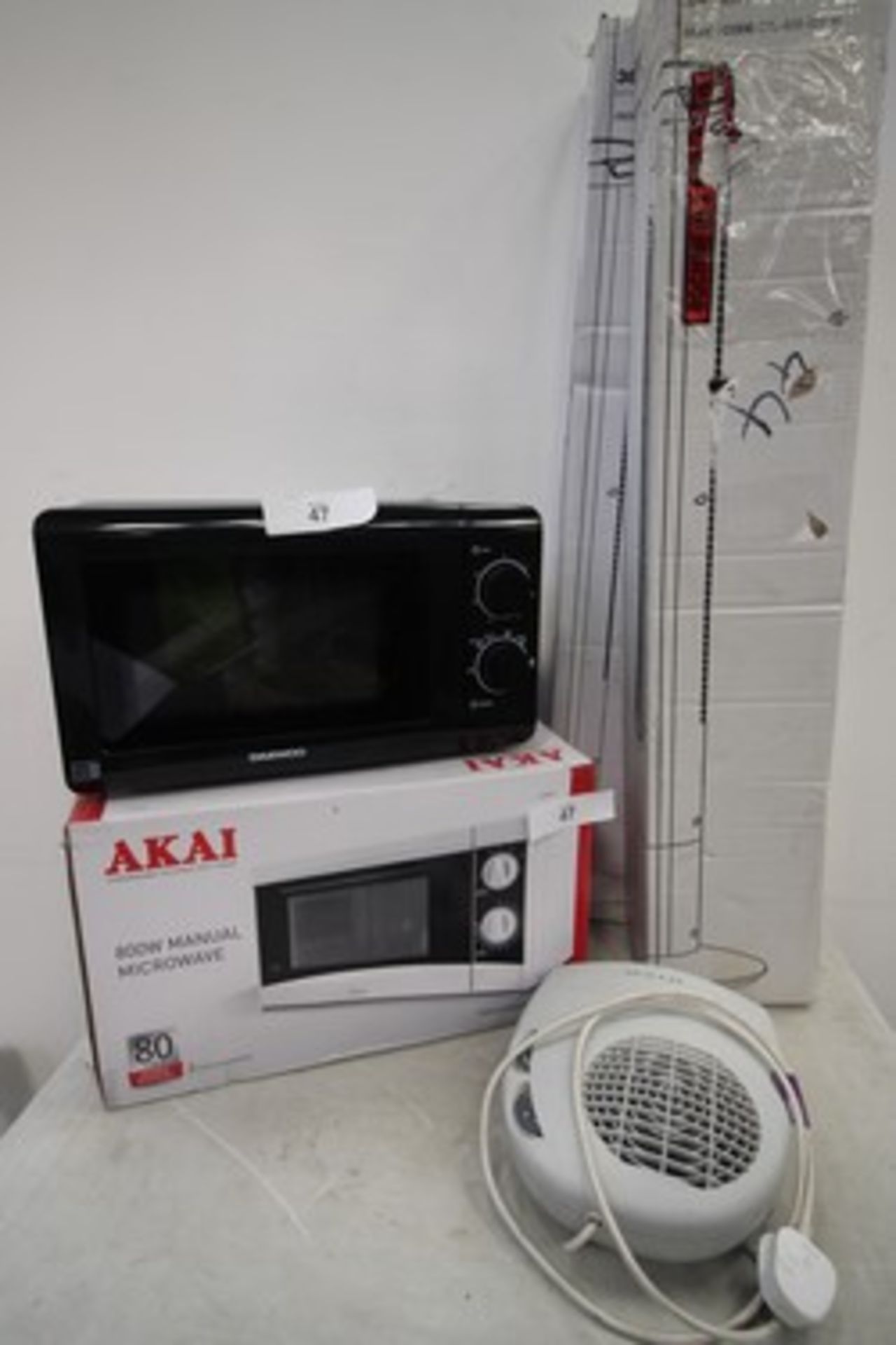 5 x electrical items, including Daewoo and Akai microwaves 38" tower fans, etc. - mixed (ES2)