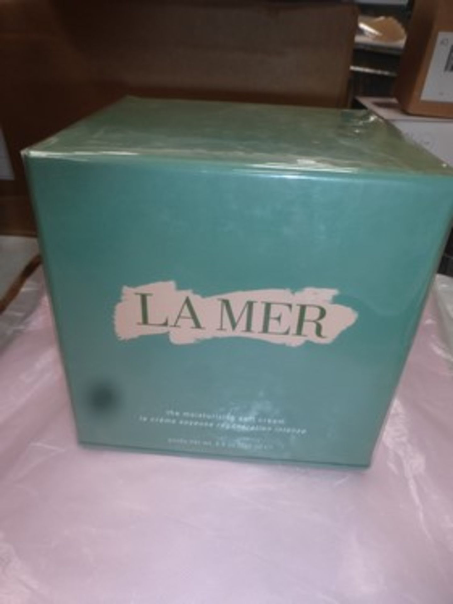 1 x 250ml tub of La Mer, The Moisturizing soft cream - sealed new in box (C12B)