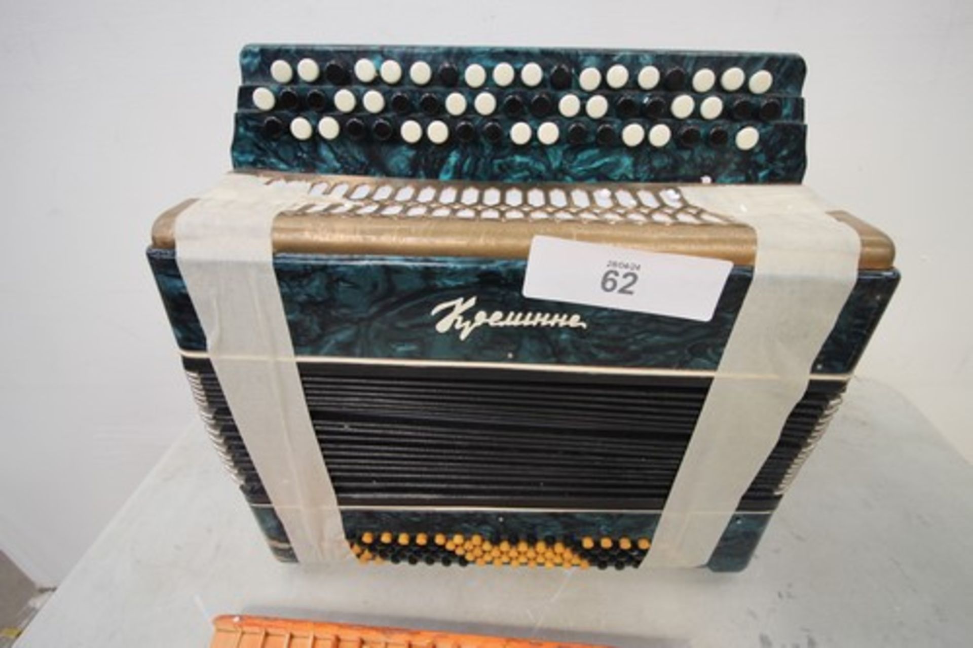 1 x damaged Accordion, comes with loose internal parts - spares (ES2) - Image 2 of 4