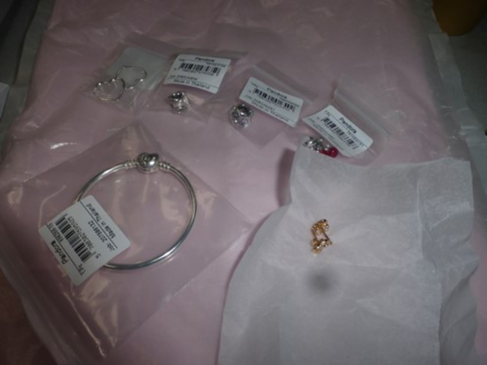 6 x items of Pandora jewellery, comprising of 1 x Moments heart clasp bangle, 3 x charms and 2 x