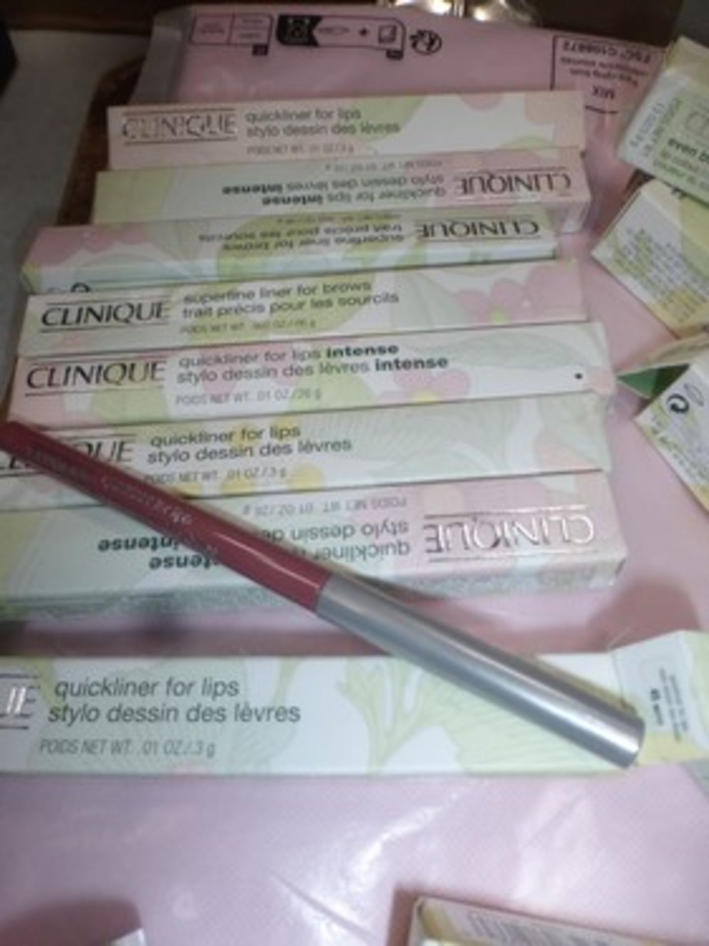 20 x items of Clinique lip products, comprising lip liners, primers and lipsticks, various - Image 2 of 2