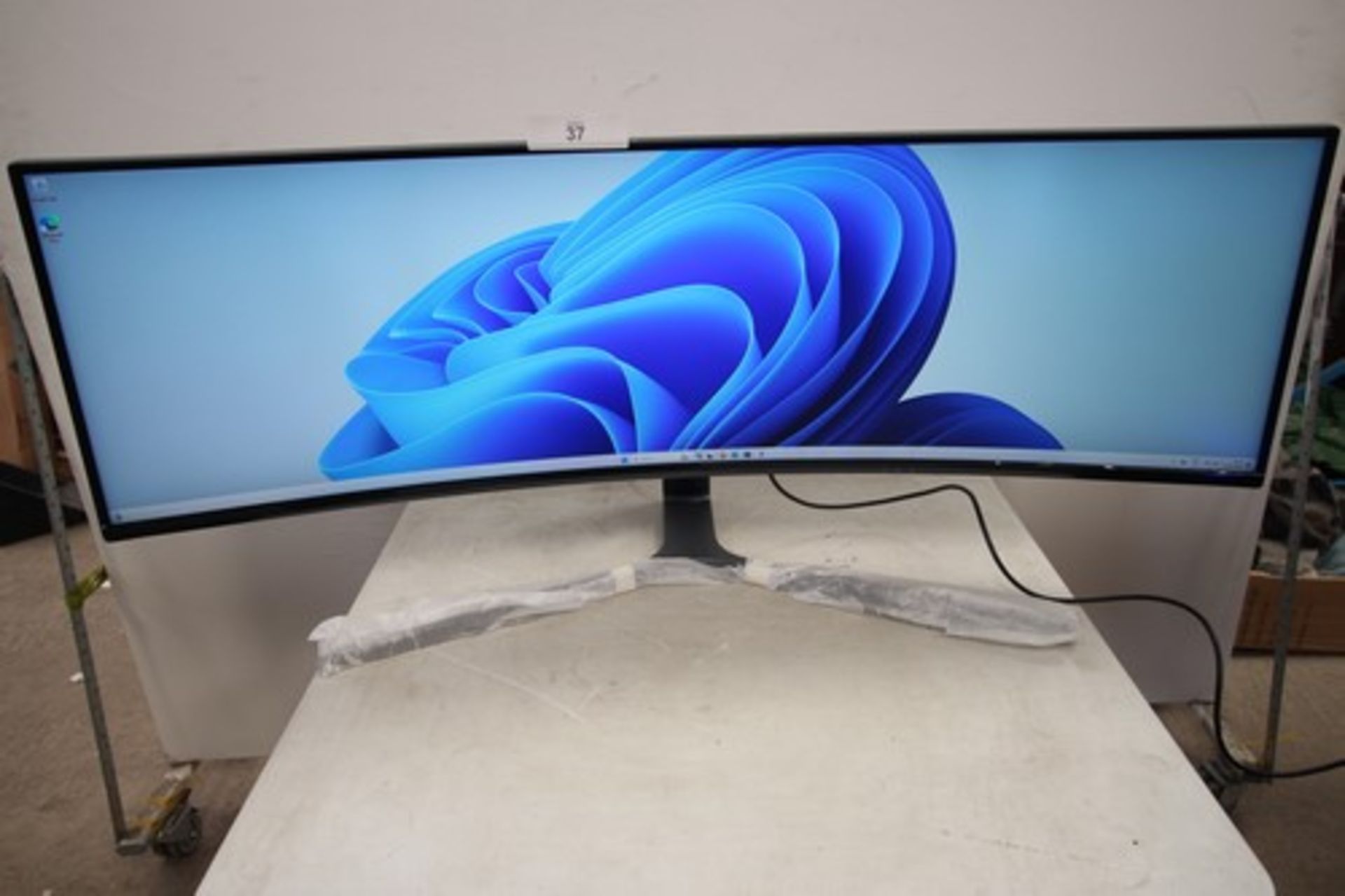 1 x Samsung Odyssey G9, 49" ultra wide gaming monitor, model: C49HG90DMR, powers on ok, not fully
