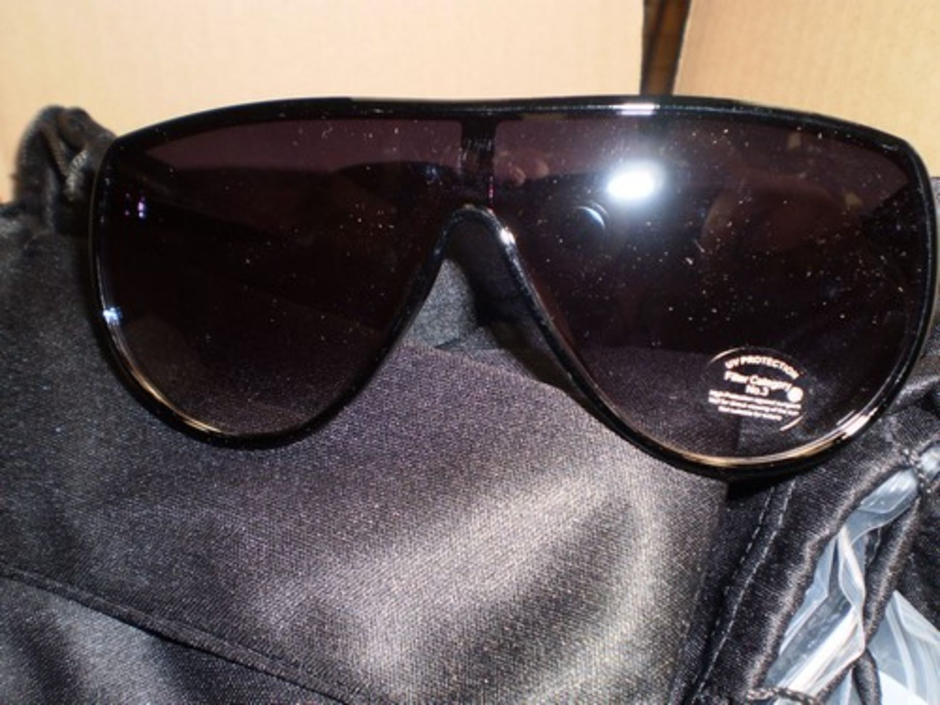 45 x pairs of unbranded sunglasses with UV protection, all with cloth glass bag - new (C9C)
