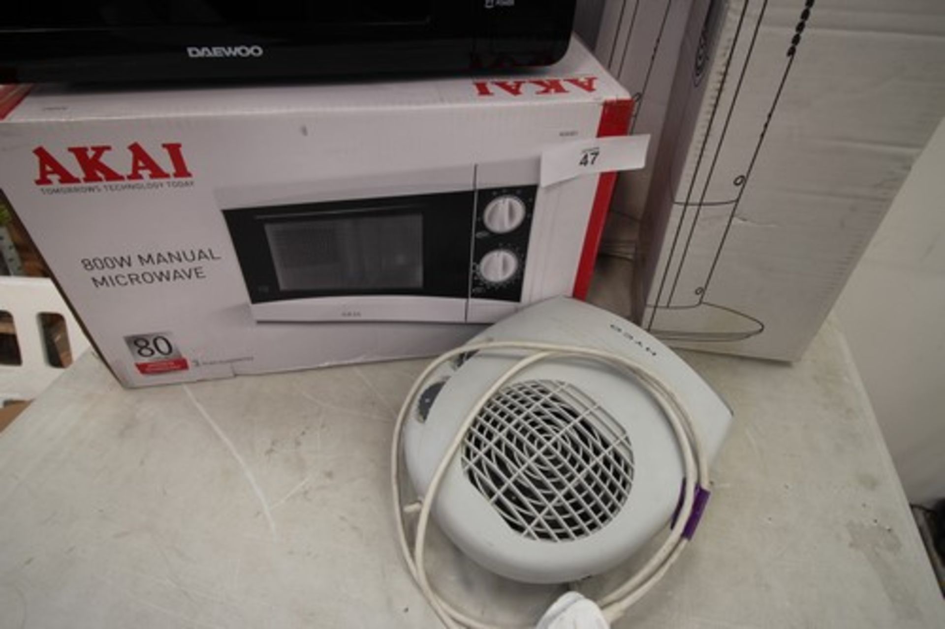 5 x electrical items, including Daewoo and Akai microwaves 38" tower fans, etc. - mixed (ES2) - Image 3 of 3
