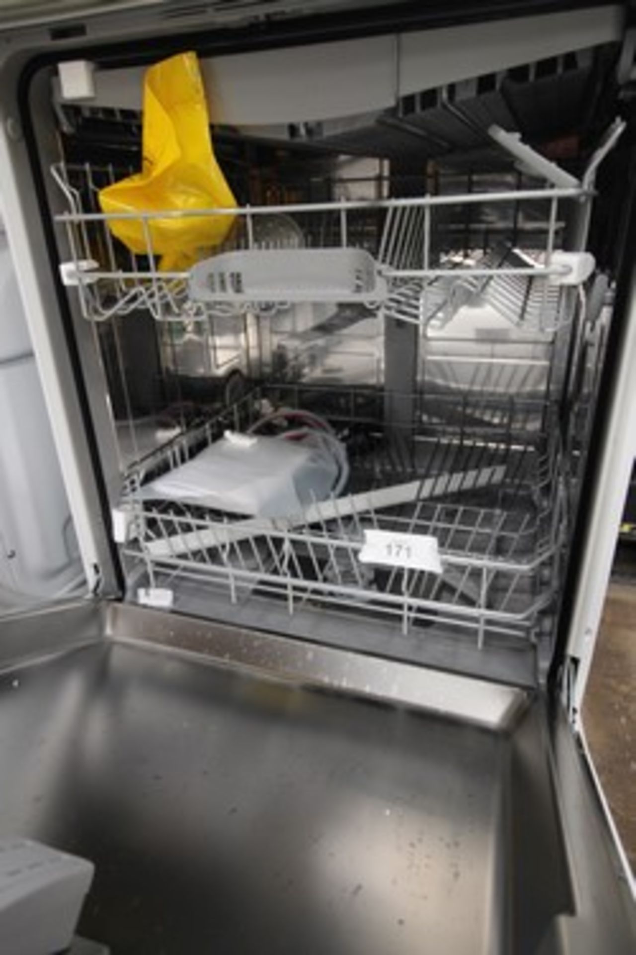 1 x Bosch Serie 2 dishwasher, Model SMS2HVW66G, missing front right foot and dented side panel - New - Image 3 of 4