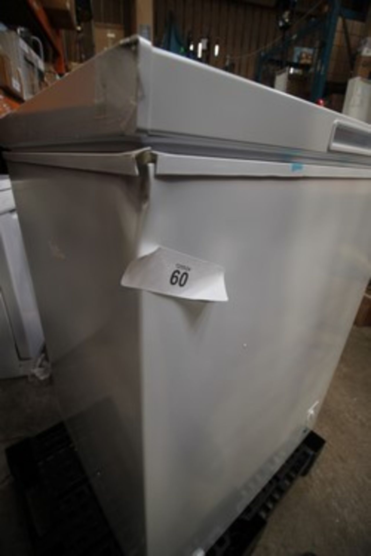 1 x Comfee chest freezer, Model 483RCC143WH, split inside edge of door, dented to front corner and - Image 3 of 4