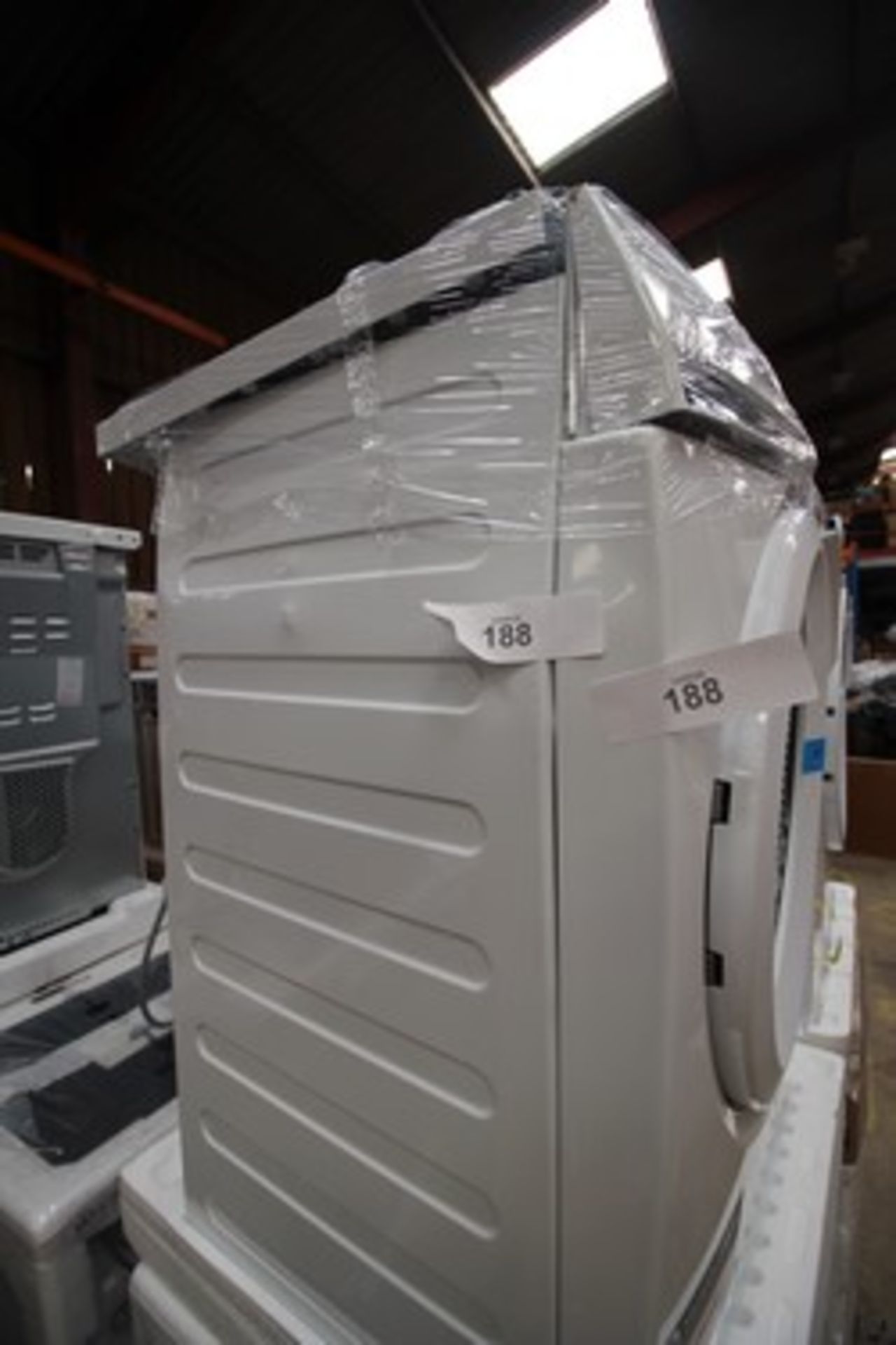 1 x AEG 8kg washing machine, Model 914913125, loose top panel, damaged control panel and dented - Image 2 of 3
