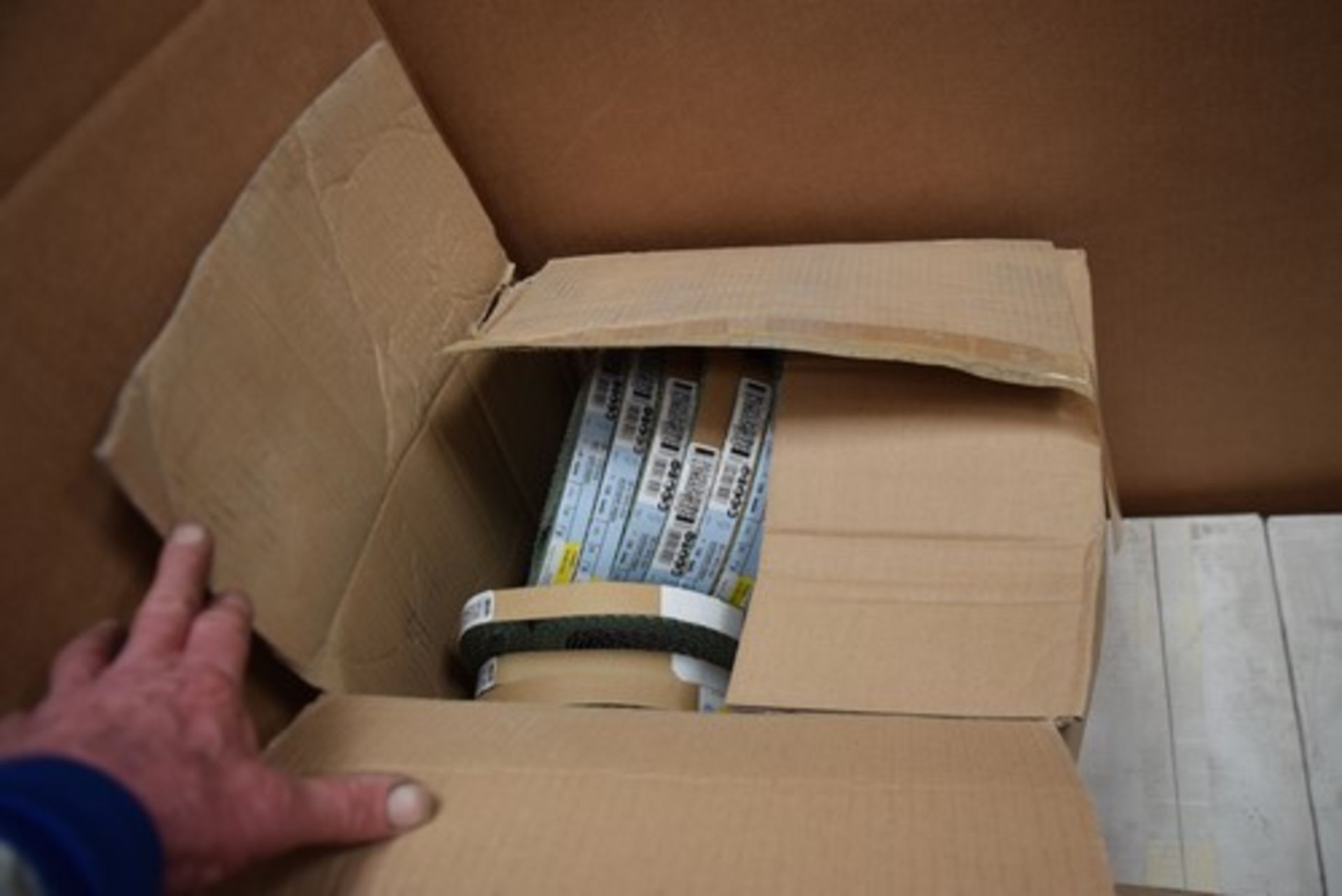 A box of assorted abrasives, comprising 10 x 150 x 12mm sanding discs, grade 240, 600 discs per box, - Image 3 of 5