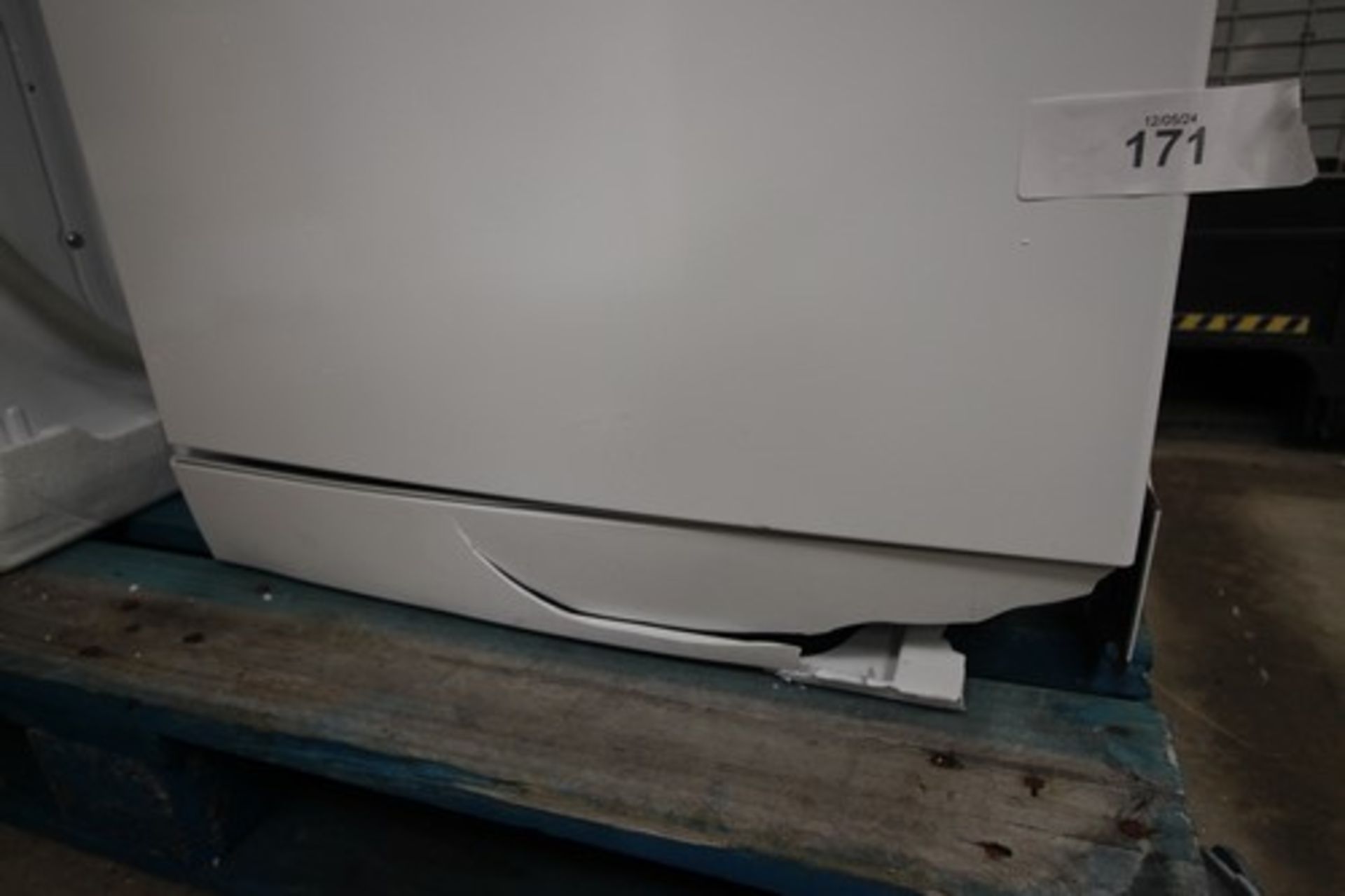 1 x Bosch Serie 2 dishwasher, Model SMS2HVW66G, missing front right foot and dented side panel - New - Image 2 of 4
