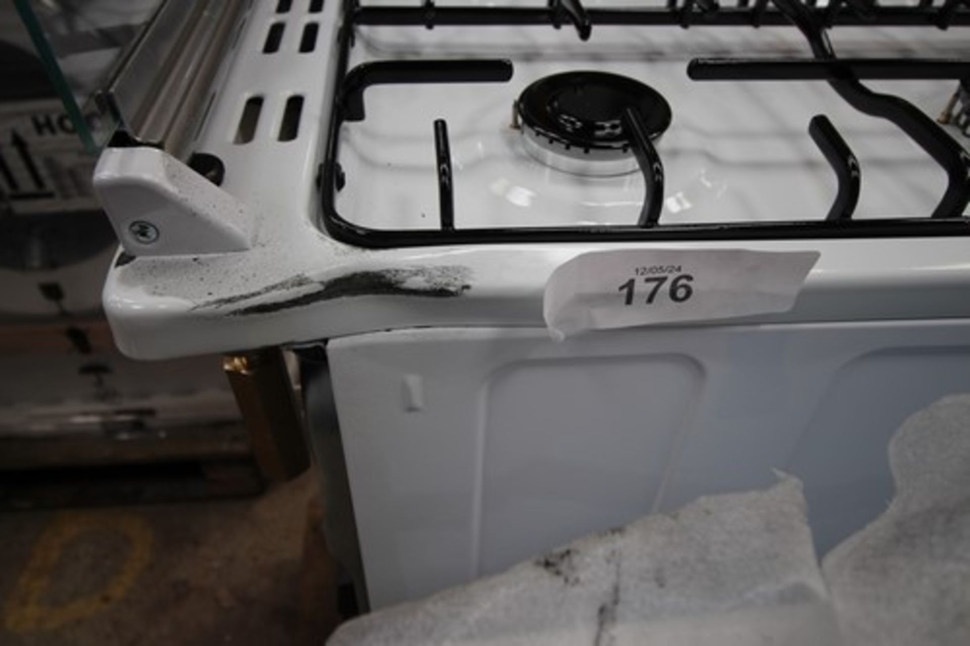 1 x Beko gas double oven and hob, Model EDG507W, dented top panel (RHS), paint scratches on sides - Image 3 of 5