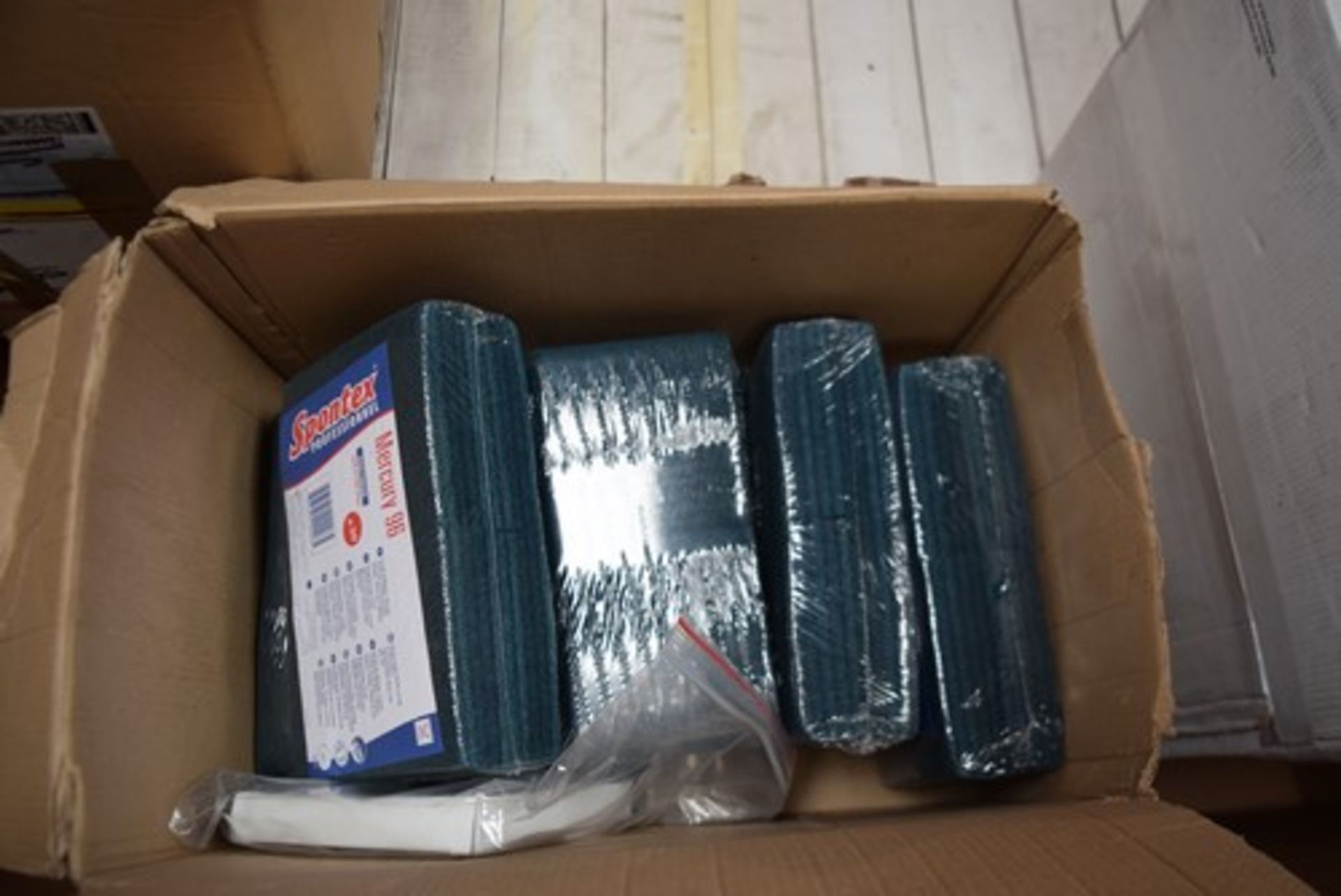 A box of assorted abrasives, comprising 10 x 150 x 12mm sanding discs, grade 240, 600 discs per box, - Image 2 of 5