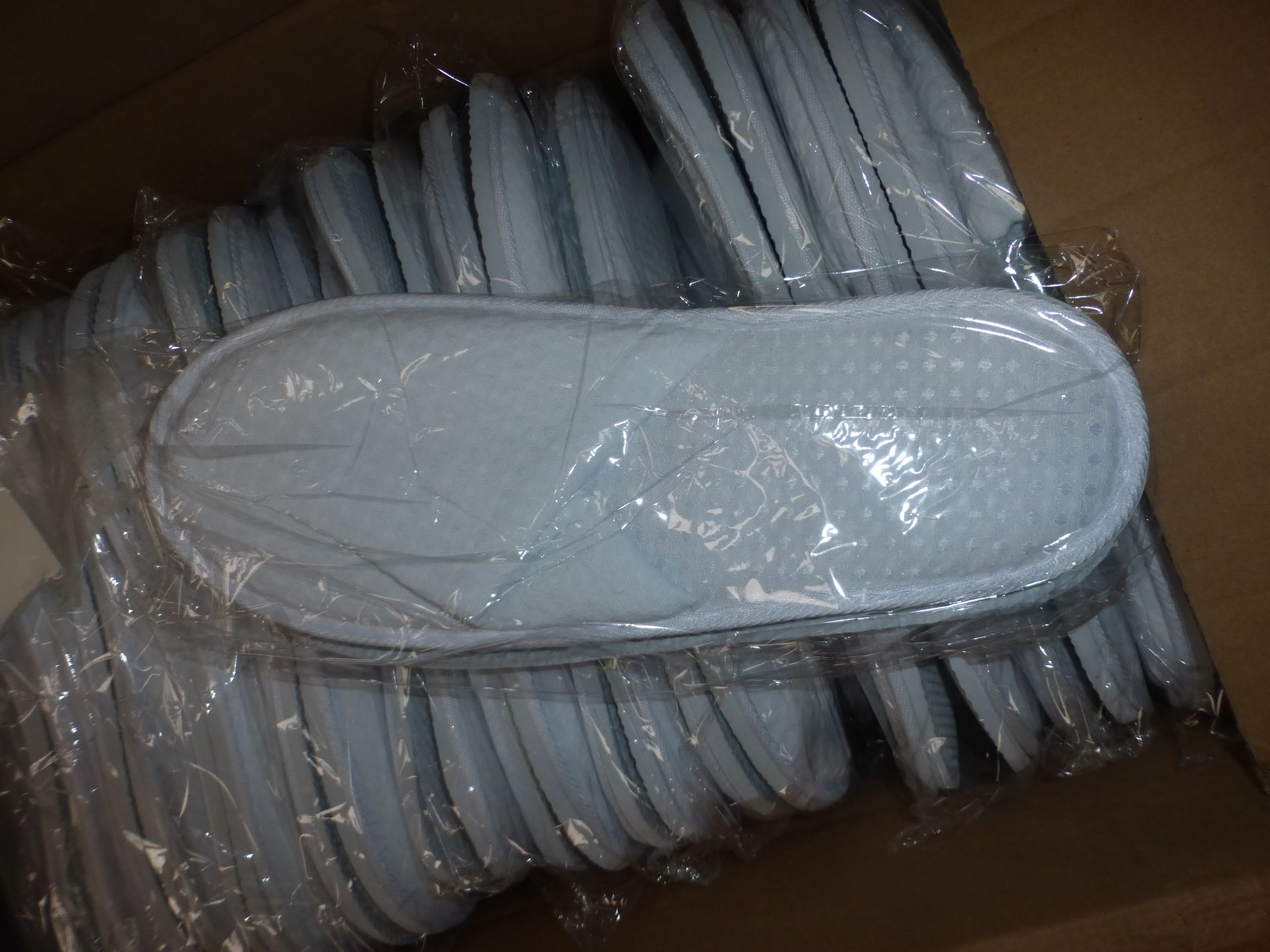 100 x pairs of hotel slippers - new (E3C)