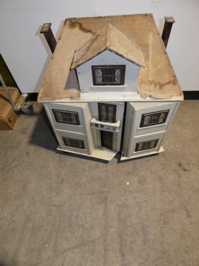 A 20th Century wooden dolls house with panelled door, six glazed windows, with paper tile effect - Image 17 of 18