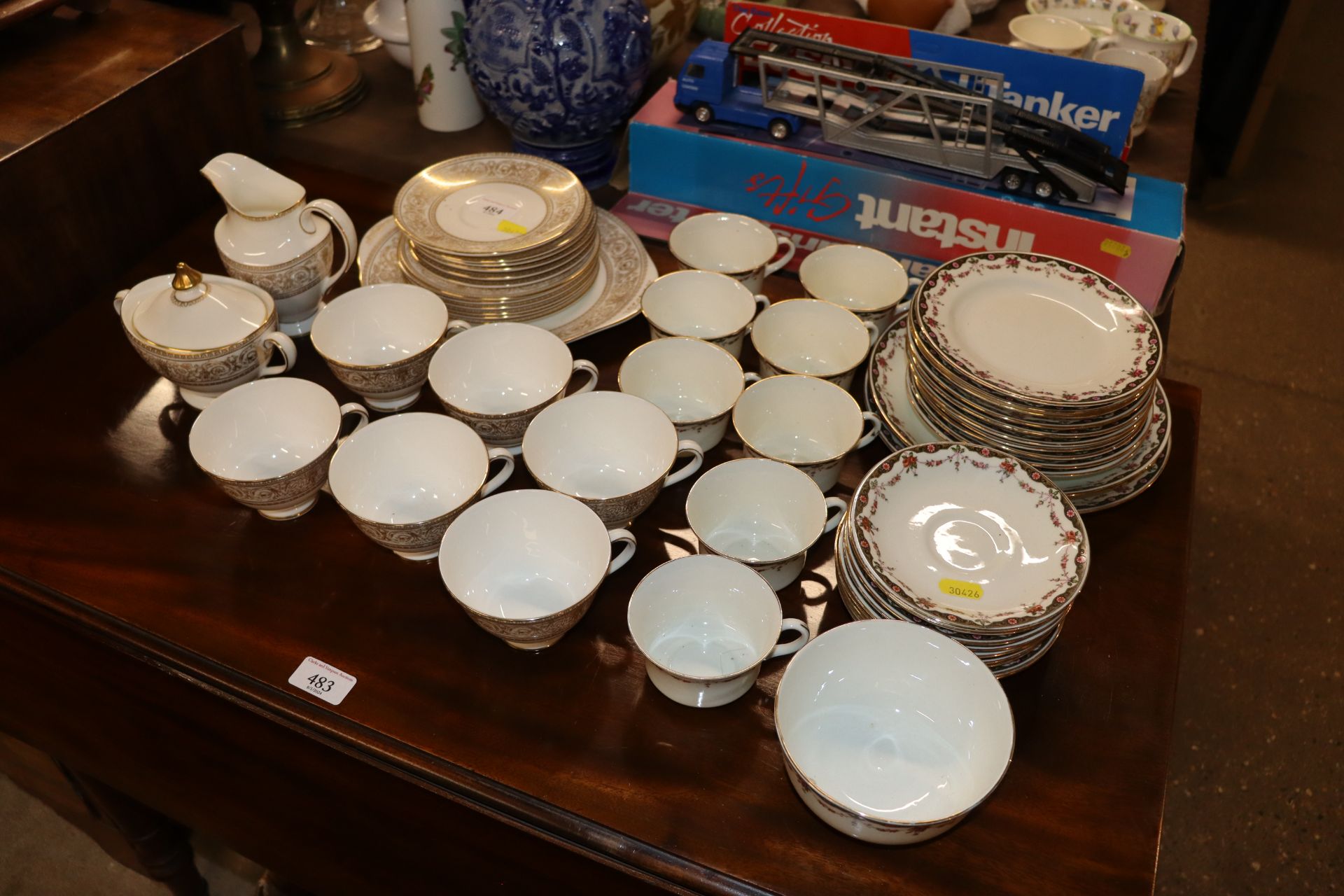A quantity of Royal Doulton "Sovereign" pattern te