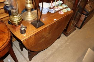 An oak gate leg drop leaf table