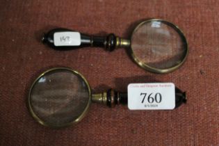 Two magnifying glasses (143)