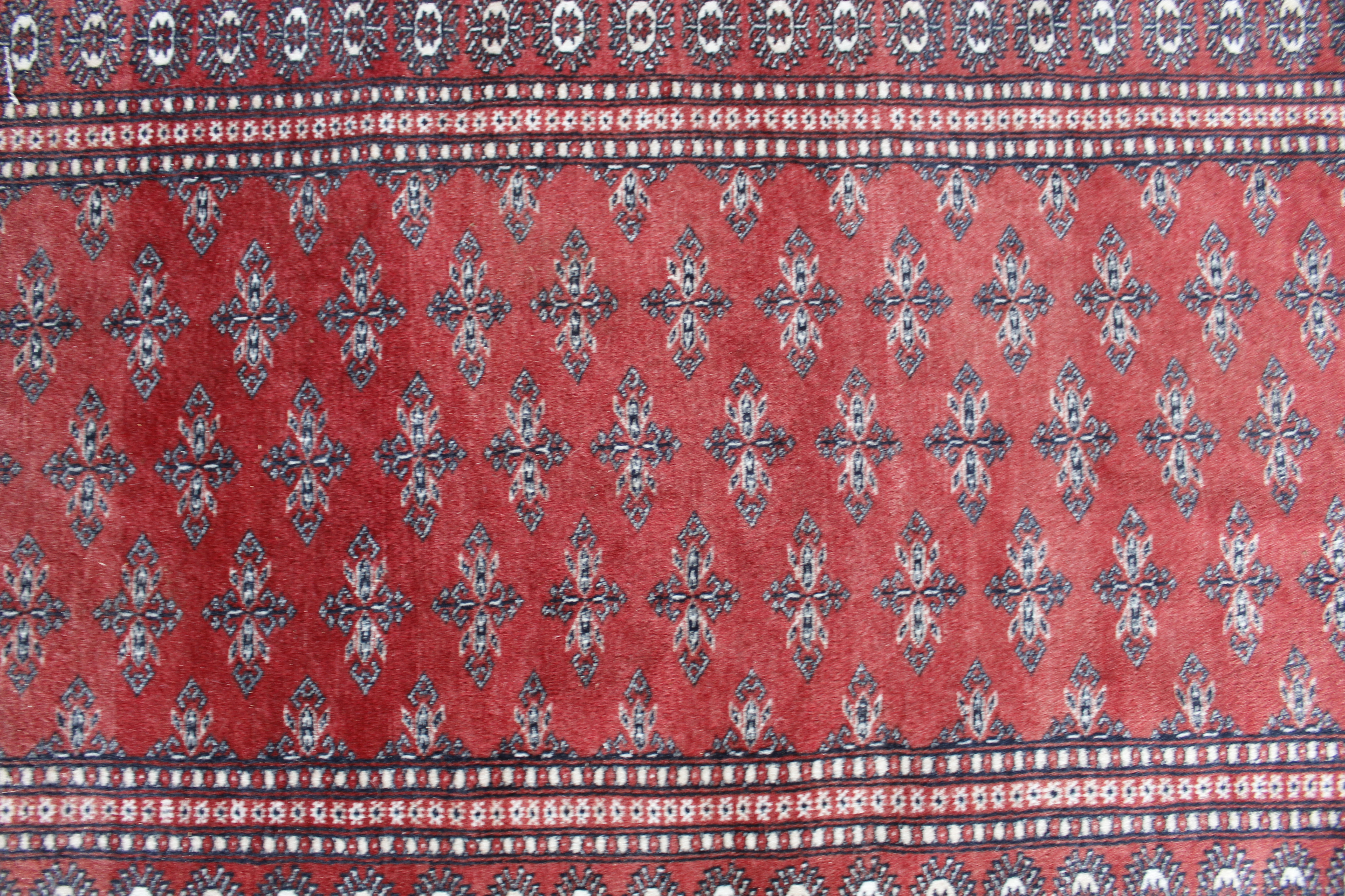 An approx. 5'6" x 3'2" red patterned rug AF - Image 2 of 3