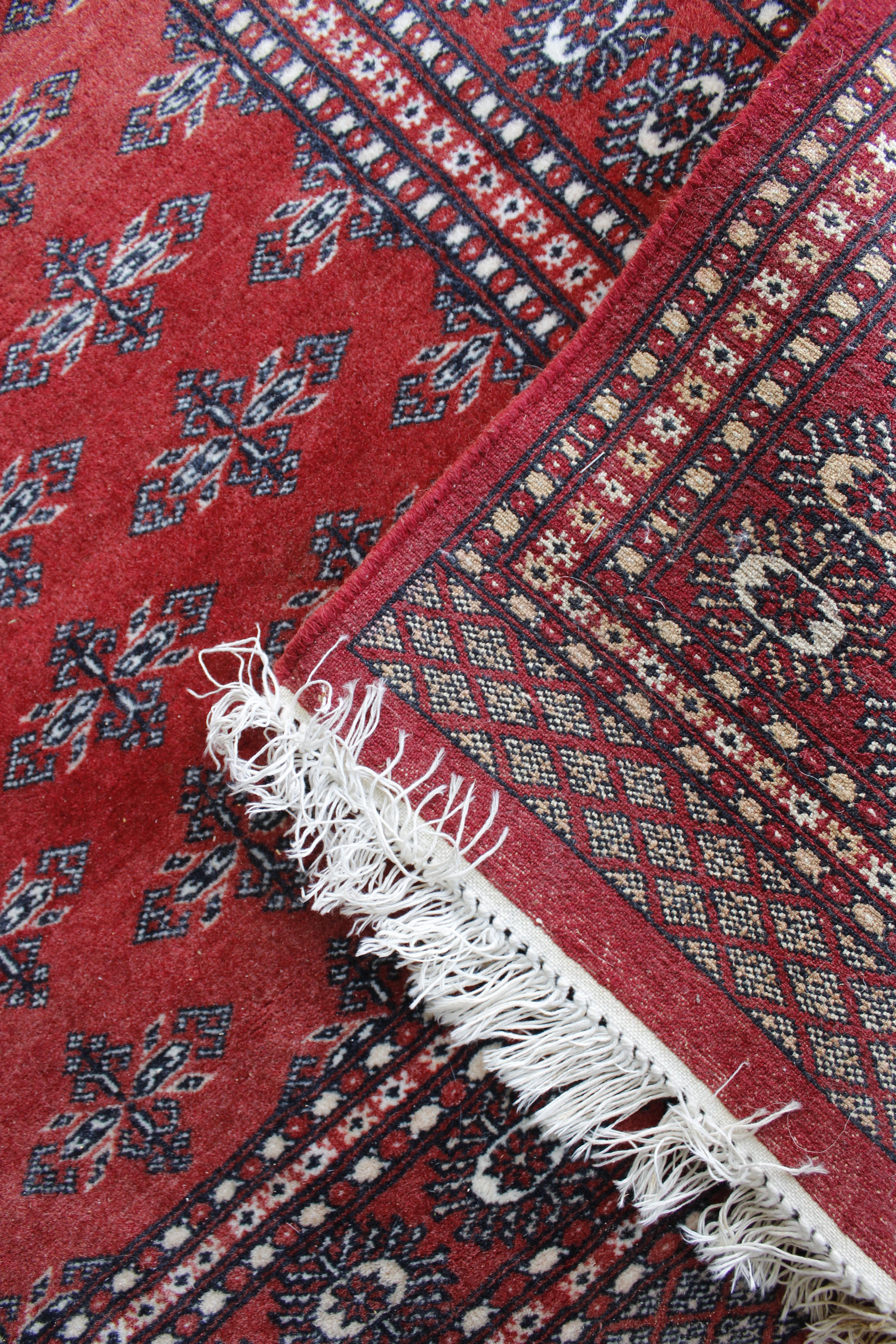 An approx. 5'6" x 3'2" red patterned rug AF - Image 3 of 3