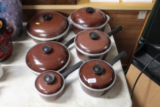 Six club saucepans