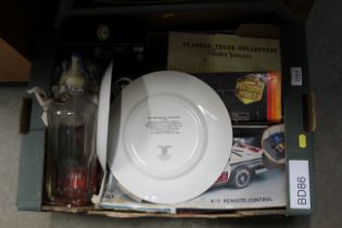 A box containing Copeland Spode plate depicting th