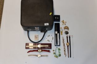 A vanity case and contents including costume jewel