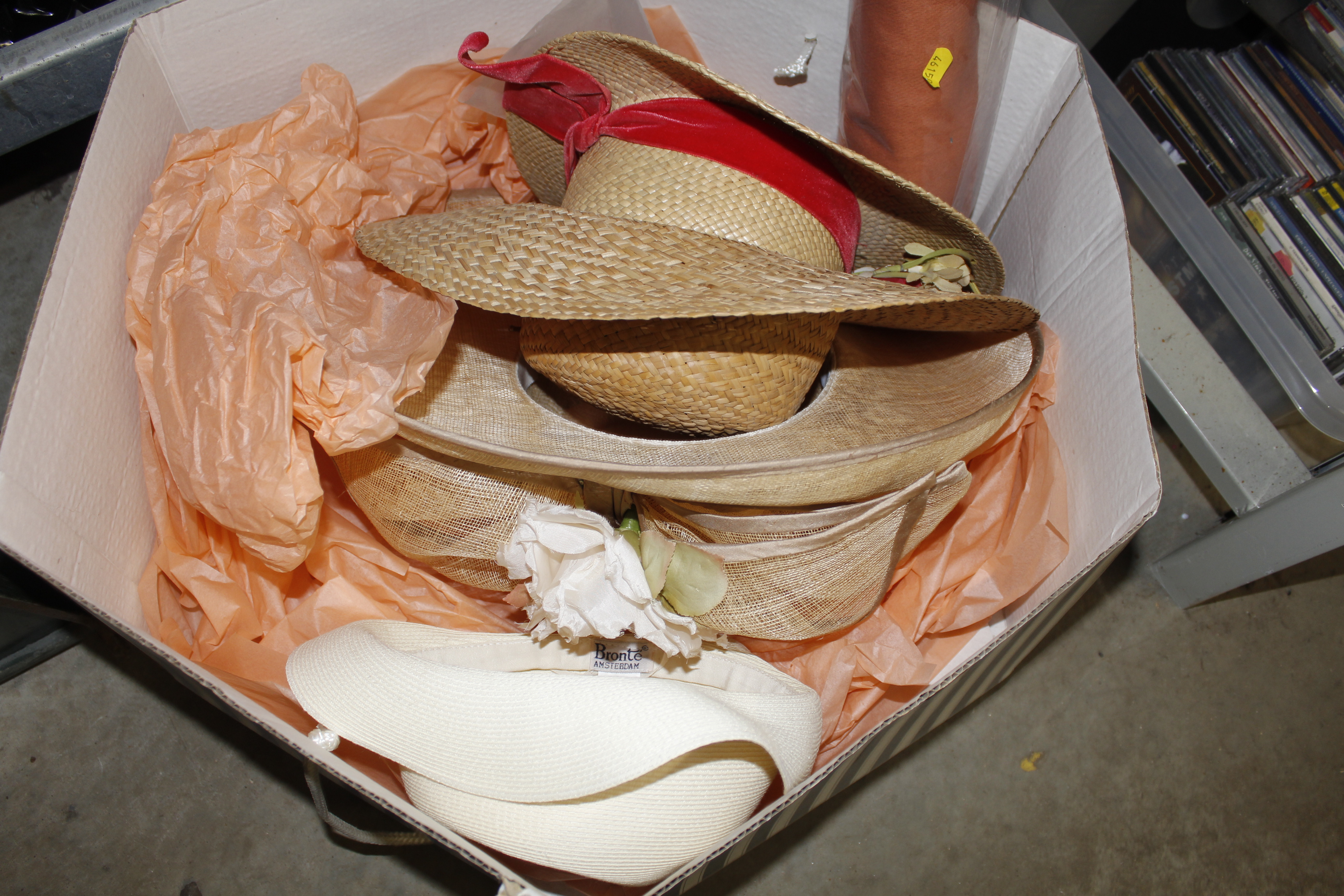 A box of various hats and a roll of material - Bild 2 aus 2