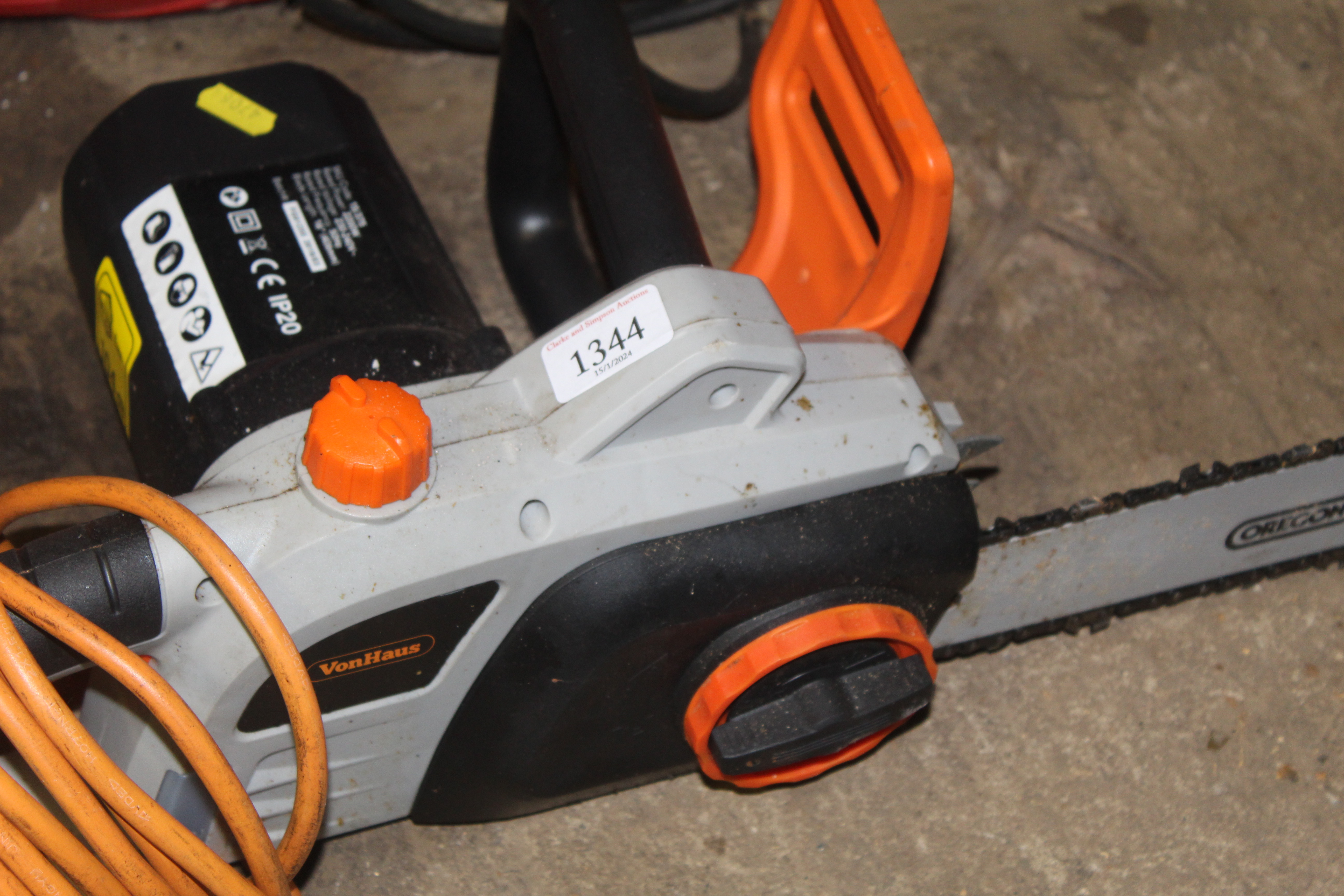 A VonHuas electric chainsaw - Image 2 of 2