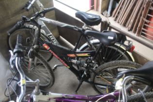 A Mantis X2 Universal mountain bike with front and