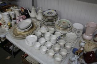 A large quantity of various tea and dinner ware