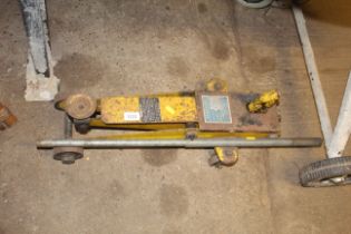 A Evershore 2500 lbs trolley jack