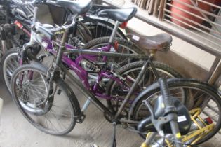 A gents bicycle with front and rear mudguards, fro