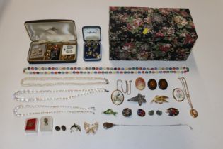 A jewellery chest and contents containing Cameo st