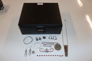 A jewellery box and contents included sterling silver jewellery, 925 silver jewellery approx. 101gms