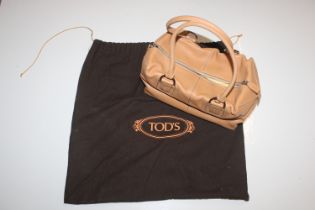 A Tods tan leather handbag